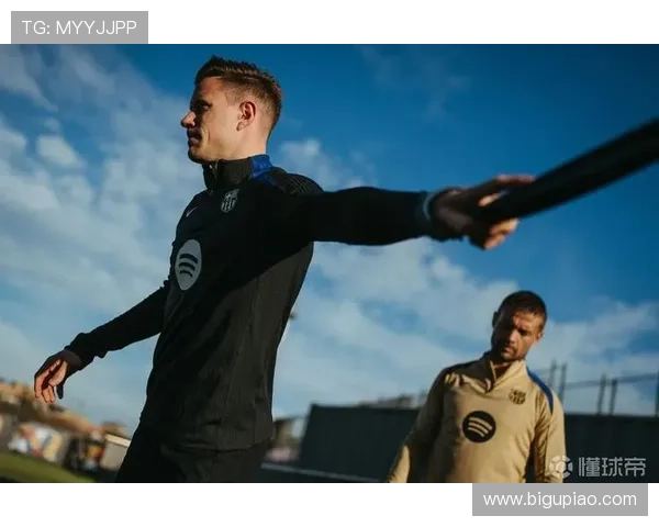 特尔施特根右膝髌健完全断裂，巴萨众将送祝福：我们与你同在